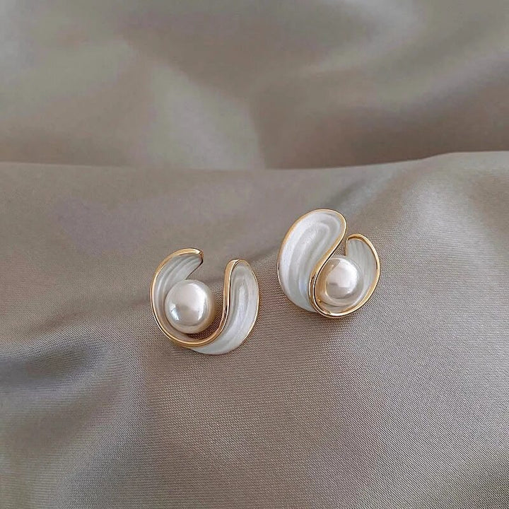 Luxurious earrings with white opal and pearls in gold