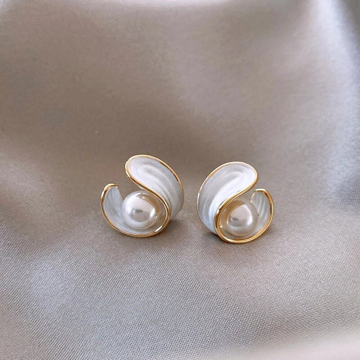 Luxurious earrings with white opal and pearls in gold