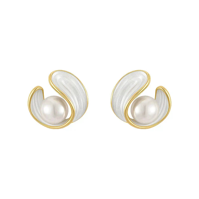 Luxurious earrings with white opal and pearls in gold